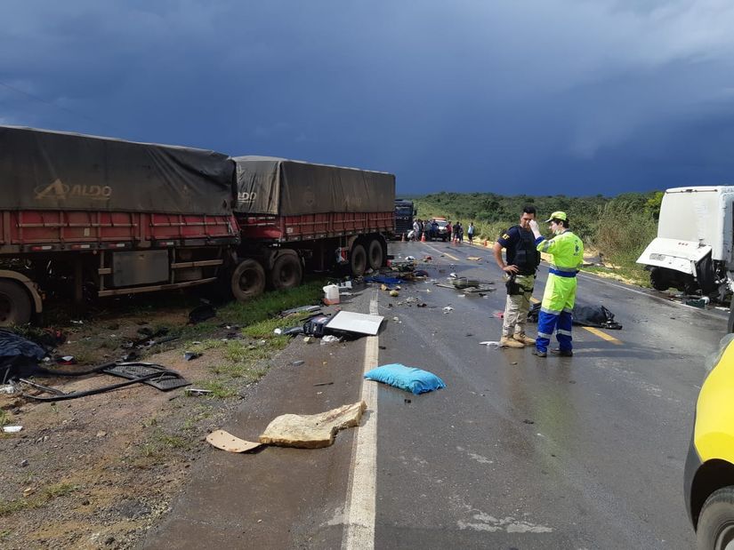 Nibus Bate De Frente Carreta Na Br E Deixa Dois Mortos E