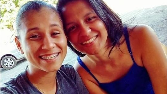 Mãe e madrasta indiciadas por tortura e morte de criança são agredidas