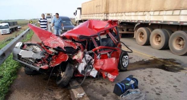 Tr S Pessoas Morrem Em Acidente Entre Duas Carretas E Um Carro Na Br