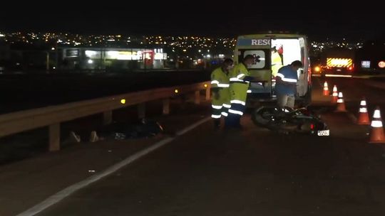 Motociclista morre em acidente após colidir proteção lateral da