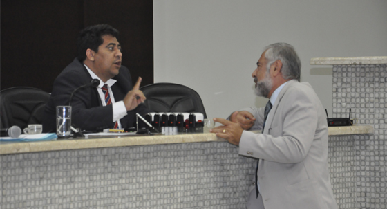 Ananias enfurecido com Mohamed(Foto: Marcos Magalh&atilde;es)