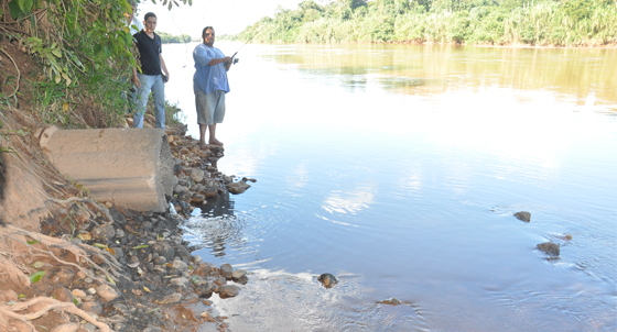 Pescadores tentam pegar peixe na saida de esgoto; pr&aacute;tica deve ser abolida (Foto: Marcos Magalh&atilde;es)