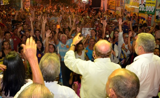 Multid&atilde;o reunida no Jardim Liberdade saudou apoio dos parlamentares