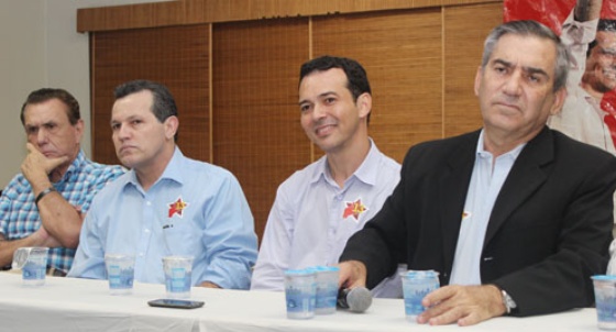 Gilberto Carvalho ao lado de L&uacute;dio e dos peemedebistas: mais um na baixaria.