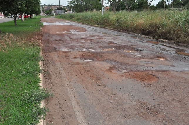 Rua próxima a uma universidade na Região Salmen completamente cheia de buracos - Foto: Marcos Magalhães/GazetaMT