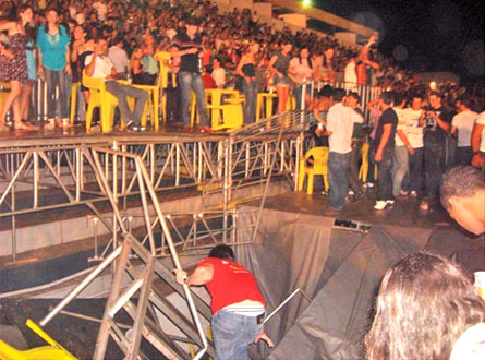 No último dia 9 de dezembro do ano passado, o desabamento dos camarotes da área vip de um show sertanejo deixou oito pessoas feridas - Foto A Tribuna