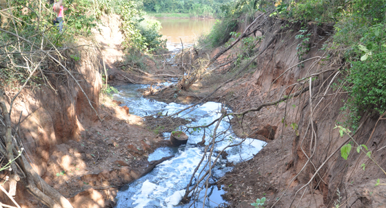 Esgoto in natura chegando ao Rio Vermelho (Foto: Marcos Magalh&atilde;es)