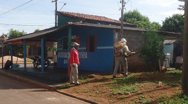 Equipe aplica inseticida em &aacute;reas com focos do mosquito transmissor da dengue