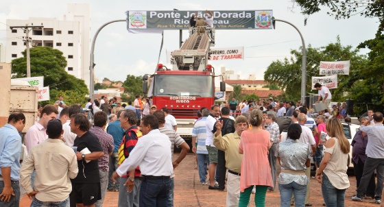 Adesivo com nome da ponte foi afixado minutos antes da inaugura&ccedil;&atilde;o