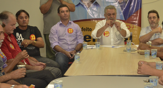 Ex-vereador Ricardo de Carvalho (camisa preta), hist&oacute;rico do PMDB, adere a Percival e critica coliga&ccedil;&atilde;o com Ananias