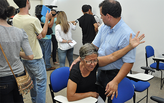 Dona N&iacute;cia Domingos teve crise de choro ap&oacute;s confrontar acusados de homic&iacute;dio - Foto: Marcos Magalh&atilde;es