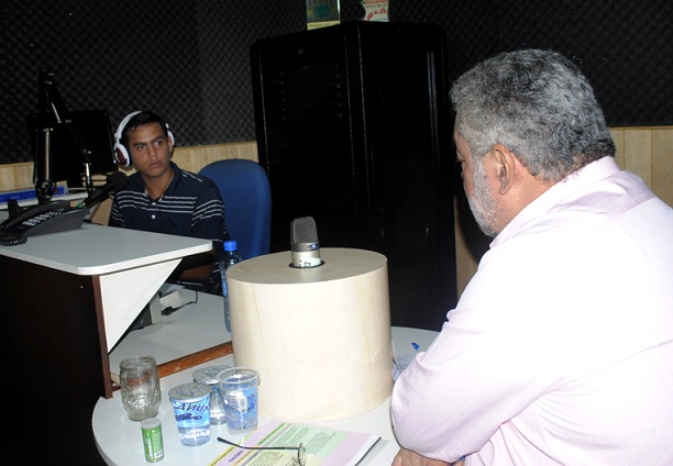 Candidato a prefeito Percival Muniz (PPS), durante entrevista ao vivo concedida na R&aacute;dio Comunidade em A&ccedil;&atilde;o, 106,9 FM - Foto: Mascuel Oliveira