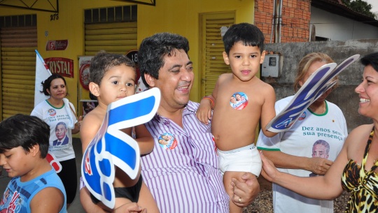 (Foto - Assessoria) Candidato cumprimentou eleitores e recebeu abraços das crianças