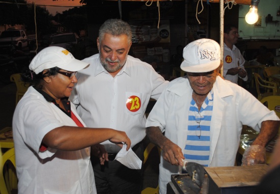 Candidato recebeu carinho e manifesta&ccedil;&otilde;es de apoio de feirantes e moradores