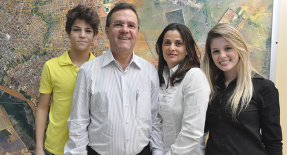 Galeno, na foto com a fam&iacute;lia, disse que vai sacrificar atividades na iniciativa privada para assumir nova fun&ccedil;&atilde;o