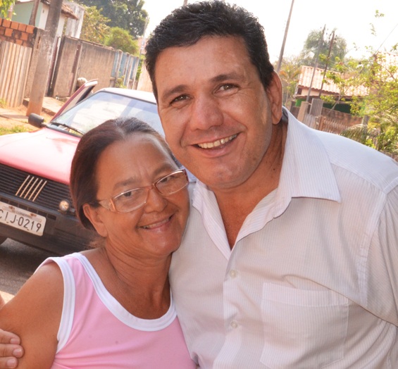N&aacute; com uma moradora da cidade - Foto: Macsuel Oliveira