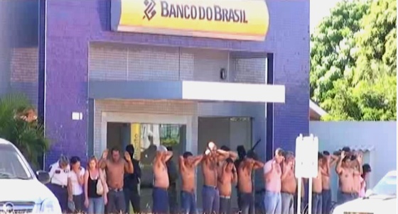 Assalto durou cerca de 30 minutos e espalhou terro entre moradores