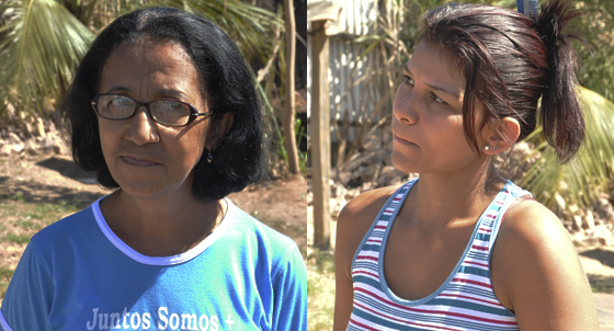 Moradoras reclamam do n&atilde;o cumprimento das promessas e dos danos causados (Fotos: Marcos Maglh&atilde;es)