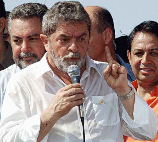 Percival, ao fundo, acompanha discurso de Lula em Rondon&oacute;polis durante inaugura&ccedil;&atilde;o de casas populares em 2003