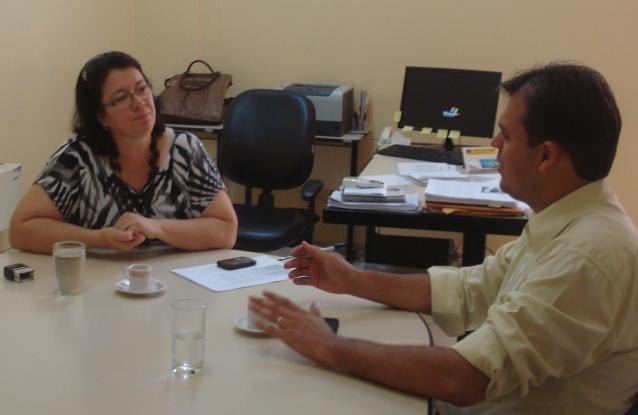 O vereador Thiago Silva em conversa com a diretora da instituição - Foto: Divulgação/Assessoria