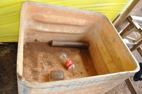 Caixa onde os moradores armazenam água