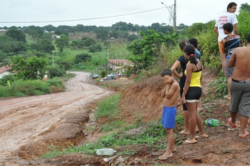 Moradores acompanham o rali na lama