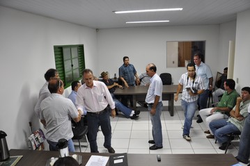 Momento da chegada de Z&eacute; Carlos do P&aacute;tio &agrave; reuni&atilde;o, antes das portas serem fechadas