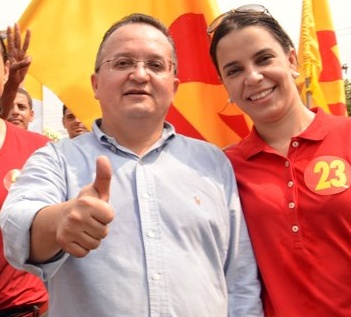 Taques e a esposa, Samira, durante caminhada em Rondon&oacute;polis