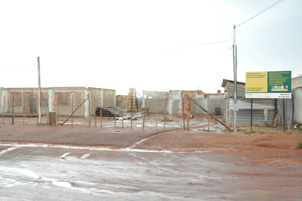 A obra da nova creche da comunidade foi iniciada no m&ecirc;s de julho de 2012 e tinha um prazo de 270 dias para ser conclu&iacute;da - Foto Marcos Magalh&atilde;es/GazetaMT