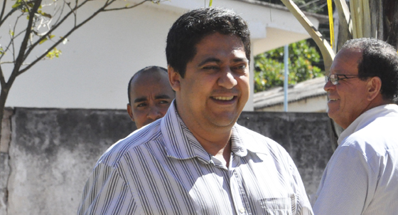 Ananias Filho na chegada para registrar candidatura (Foto: Marcos Magalh&atilde;es)