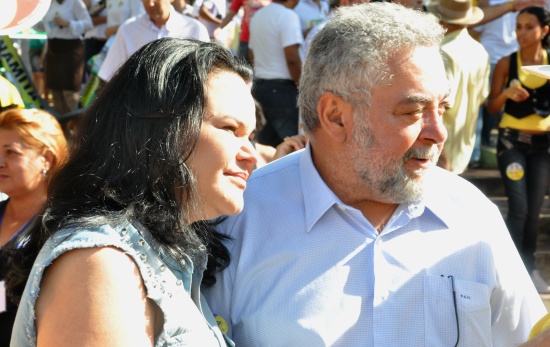 Ana Carla e o marido, Percival Muniz, durante ato da campanha eleitoral