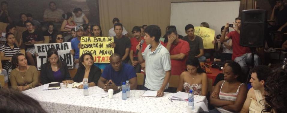 Mesa posta na Adufmat em rep&uacute;dio ao ato violento de ontem - Foto: Yuri Ramires/GazetaMT