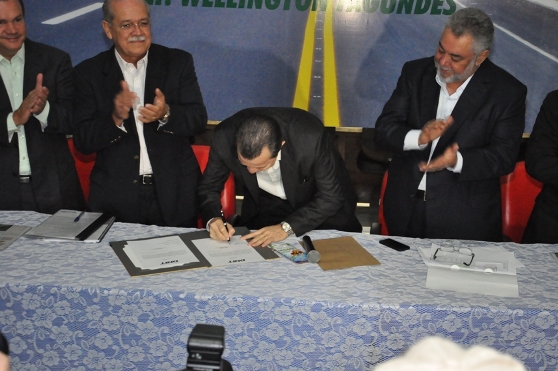 O governador Silval Barbosa assina o contrato, observado pelo ministro C&eacute;sar Borges e pelo prefeito Percival Muniz - Foto Marcos Magalh&atilde;es/GazetaMT