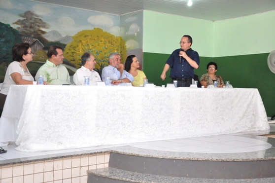 O deputado Wellingotn Fagundes na mesa de autoridades que recepcionou o senador Cristovam Buarque - Foto Marcos Magalh&atilde;es/GazetaMT