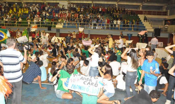 Estudantes ocuparam a quadra de esportes em protesto contra a classe pol&iacute;tica