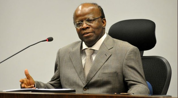 Decis&atilde;o do ministro Joaquim Barbosa limita uso de recursos para atrasar cumprimento da decis&atilde;o