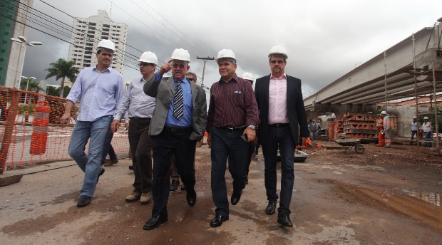 O deputado Herm&iacute;nio Barreto e outras autoridades durante vistoria feita na semana passada