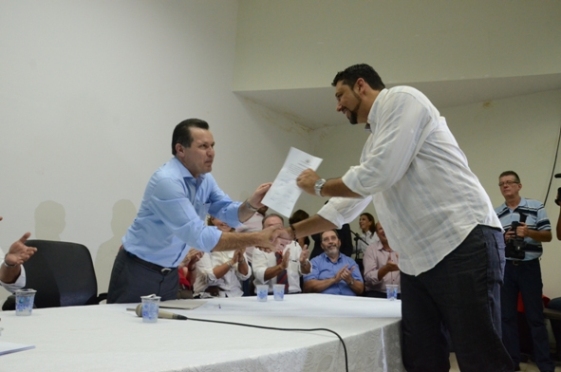 O governador Silval Barbosa entrega o ordem de servi&ccedil;o para um dos trechos da obra de asfaltamento da MT 040 - Foto Denilson Paredes/GazetaMT