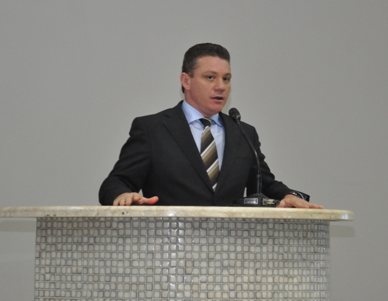 'N&oacute;s resolvemos reverter as penalidades, que recairiam sobre as lot&eacute;ricas, para o banco', informou o vereador Carlos Vanzeli - Foto Marcos Magalh&atilde;es/GazetaMT
