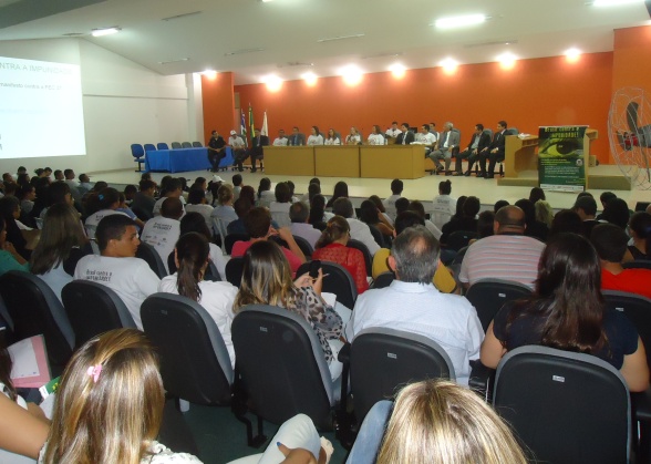 P&uacute;blico formado principalmente por estudantes e l&iacute;deres comunit&aacute;rios lotou audit&oacute;rio do F&oacute;rum