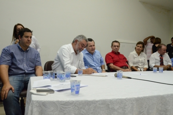 O prefeito Percival Muniz, ladeado pelo presidente da C&acirc;mara de Rondon&oacute;polis, Ibrahim Zaher (PSD) e pelo governador Silval Barbosa, tamb&eacute;m assinou a ordem de servi&ccedil;o - Foto Denilson Paredes/GazetaMT