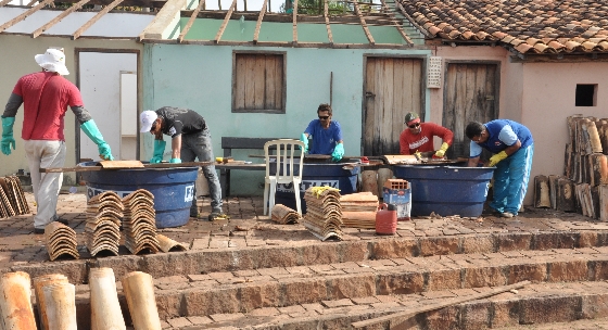 Telhas est&atilde;o sendo lavadas e resinadas - Foto: Marcos Magalh&atilde;es/GazetaMT