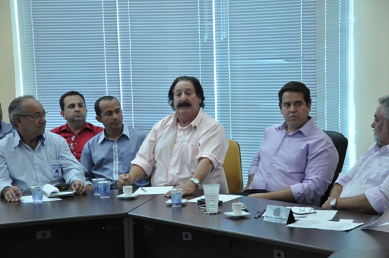O prefeito de Paranatinga, Vilson Pires (de bigode), disparou duras cr&iacute;ticas ao govenador Silval Barbosa durante a reuni&atilde;o - Foto Denilson Paredes/GazetaMT