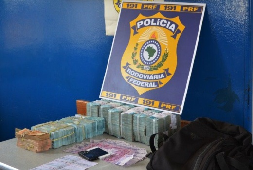 Pol&iacute;cia acredita que o dinheiro apreendido &eacute; fruto de corrup&ccedil;&atilde;o