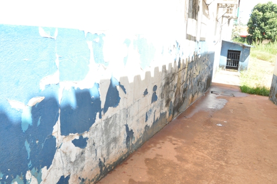 Paredes est&atilde;o cheias de infiltra&ccedil;&atilde;o e mofadas - Foto Marcos Magalh&atilde;es/GazetaMT