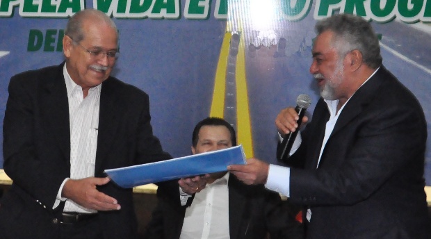 Percival Muniz entregou projeto ao ministro C&eacute;sar Borges e disse que n&atilde;o h&aacute; intransig&ecirc;ncia