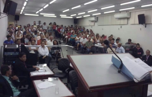 Plen&aacute;rio da C&acirc;mara ficou lotado; vereadores acompanharam relat&oacute;rio da comiss&atilde;o de investiga&ccedil;&atilde;o