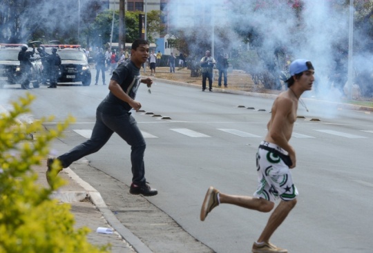 Manifestantes entraram em confronto com a pol&iacute;cia