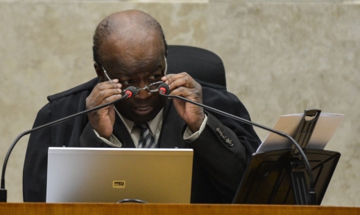O presidente do STF, Joaquim Barbosa, votou contra recursos apresentados pelos r&eacute;us