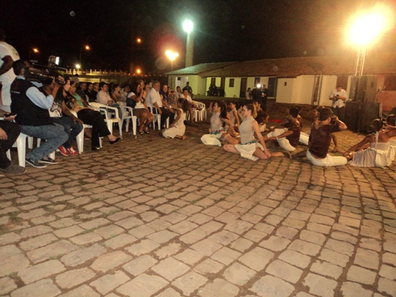 O prefeito Percival Muniz assiste, ao lado da primeira dama Ana Carla, uma das apresenta&ccedil;&otilde;es art&iacute;sticas do evento - Foto GazetaMT